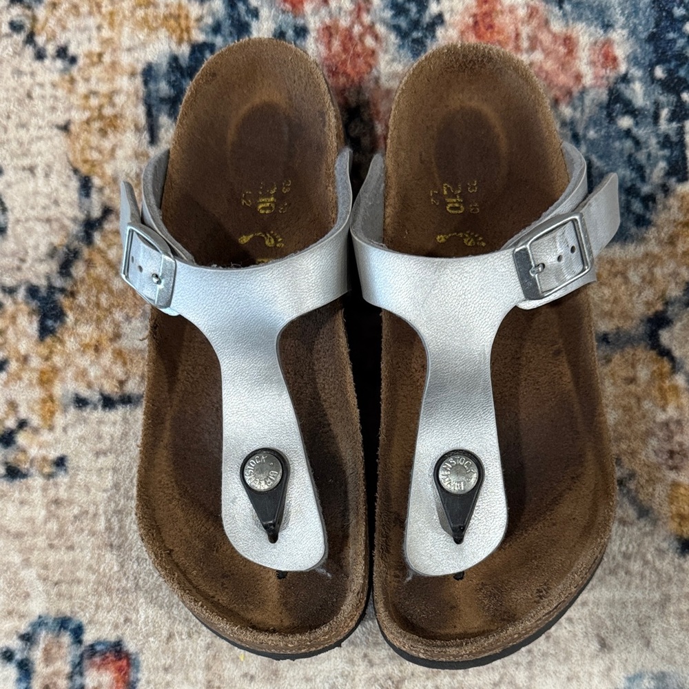 Birkenstock Gizeh Silver Thong Sandals with Buckle size 2 girls